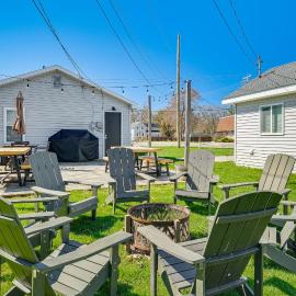 Walkable 3-Unit Escape Near Elk Lake & Bay Access!, hotel a Elk Rapids