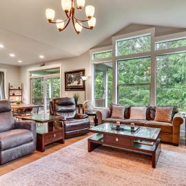 Walk to Park & Creekside Trails! Modern Sandy Home, hotel Sandyban