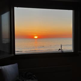 Appartement ambiance chalet sur digue face mer 8 personnes: Fort-Mahon-Plage şehrinde bir otel