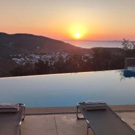 Cycladic Stone House with Pool & Sunset Views, hotell sihtkohas Gialiskari