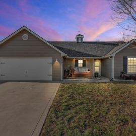 Pet-Friendly 3BR Home, Fenced Yard, Near KC, hotel in Tonganoxie