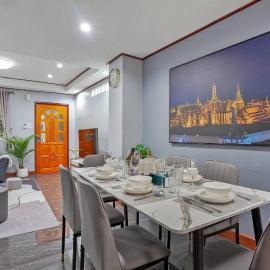 Viesnīca Large Spacious 3BR House at BTS ON NUT pilsētā Phra Khanong