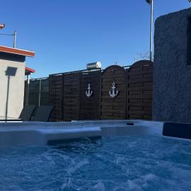 MtsHome I Luxury Stay with Jacuzzi, hotel in Áyios Spirídhon