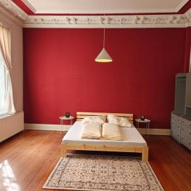 Stilvolles Altbauzimmer mit Kingsize-Bett