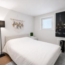 Bright Modern 1-Bedroom Suite near YVR with Private Entrance & Laundry