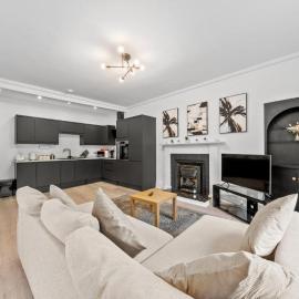 Comfortable 4-Bed Apartment in Hawick with Fast WiFi