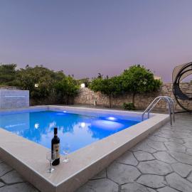 Greek Style Ground Floor Apartment & Pool, hotel Triándában