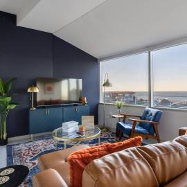 Luxe Apt w/ParkingGym/5 mins to Stadium/Lake View, khách sạn ở Cleveland
