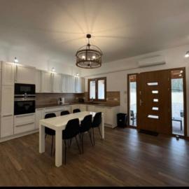 Maison spacieuse avec cour privée a 10 min Disney, מלון במונטבראן