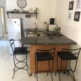 Affordable 3-Bedroom Private Flat with Wi-Fi, hotel in Goodwood