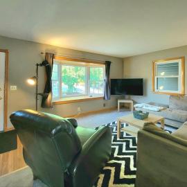 Cozy Home with Private Backyard, Close to Downtown, hotell sihtkohas Fridley
