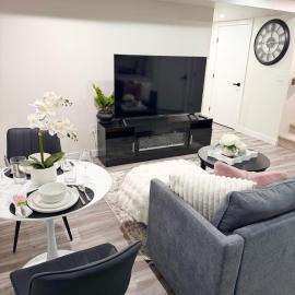 Velvet and Rose Elegant Private 2BR Basement Suite
