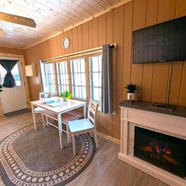 2BR 1BA Cabin #2 Riverside Point Resort, hotel Park Rapidsban