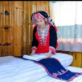 Bậc Thang Vàng Homestay، فندق في Nam Pi