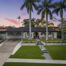 Entire 4 bedroom House easy to BNE & Gold Coast