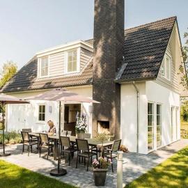 Spacious Holiday Park Villa for 10