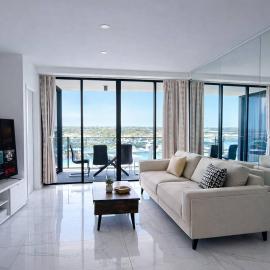 Skyline & Sunshine - 3BR Waterfront Apt in Biggera