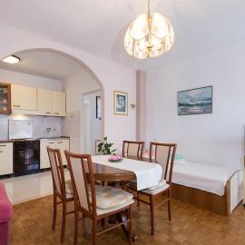 House on the sea, hotel u gradu Preko
