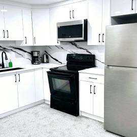 Private, Cozy, Luxury, Spacious One Bedroom Suite, hotel v mestu Airdrie