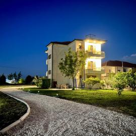 Villa Apollonia Guest House โรงแรมในฟิเอร์