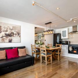 Group-Friendly Flat - 3 Beds, a Sofa Bed & Parking