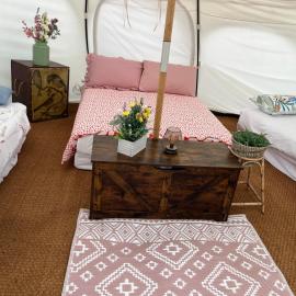Daisy Bell tent, hotel in Radcot