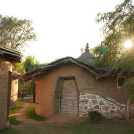 Vinyasa Earth - Mud Homes & nature Stay near Jaipur, Hotel in Jairāmpura