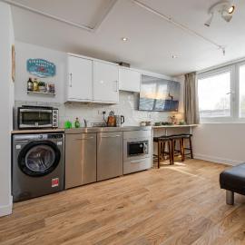 Stylish 1BR with Flat 65in TV in Andover Town Centre