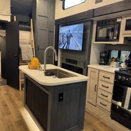 Extra large 4 bedroom with two full bath glamping rv with golf cart, Hotel in River Ranch