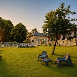 Viesnīca La biche au bois piscine chauffee jacuzzi pilsētā Cazals