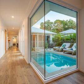 Trinity Beach Coastal Luxe Pool Retreat – 4BR, Hotel in Trinity Beach