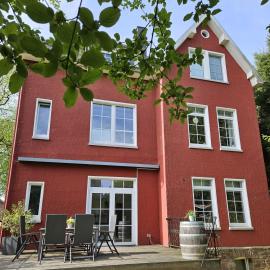 Rote Villa Lagom، فندق في Kirchen