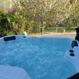 Appartement Rez de jardin pleine nature avec jacuzzi privatif