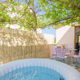 Gite en sud-ardèche avec jacuzzi, מלון בז'ואיוז