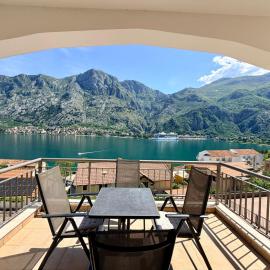 Breathtaking Kotor Bay Views, Pool & Relaxing 2BR, hotel em Muo