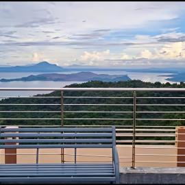 Chill City View Staycation Pool Netflix, hotel di Tagaytay