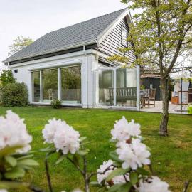 Holiday home with garden in Kortgene - Klaverhoek 6, Hotel in Kortgene