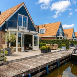 Harbour Villa in Heeg for 6 Guests with Private Dock & Waterfront Terrace, hotel v destinaci Heeg