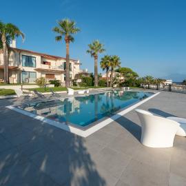 The View - Waterfront apartment with pool