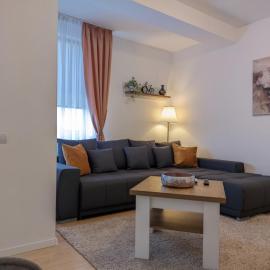 Stylish Sunrise Apartment - Balcony & Parking