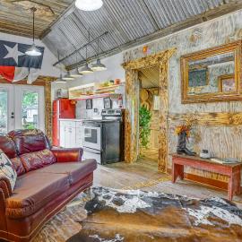 Walk to Granbury Square & Beach! 'Texas Cottage', hotel din Granbury