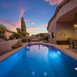 Luxe 4BR Desert Oasis w Pool Mtn Views, hotell i Mesa