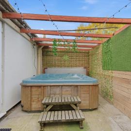 Relaxing 3-BD Retreat with Hot Tub, Pool, Garden: Hednesford şehrinde bir otel