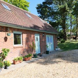 Clock House Cottage، فندق في Brook