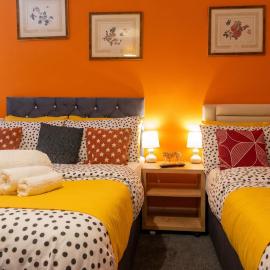 Bright 4 Bedroom Home in Walsall, Free Parking and for EVs, hotel u gradu Valsal