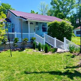 Cozy 3 Bedroom Home a short walk to Main Street Shadow Lake Dance Night Club, hotell sihtkohas Noel