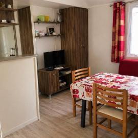 Mobil-home climatisé 6 pers avec terrasse couverte, hotel in La Tremblade