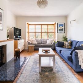 Spacious 4BR House Stunning Garden Driveway