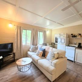 #03 - Fantastic Lakeside Studio Cottage- Pet Friendly, hotel in Hot Springs