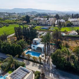 Villa Anemone with private pool and jacuzzi in Polis Paphos, hotelli kohteessa Polis Chrysochous